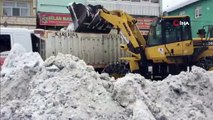 Karları kamyon kamyon taşıyorlar...Karlıova'da karla mücadele aralıksız devam ediyor