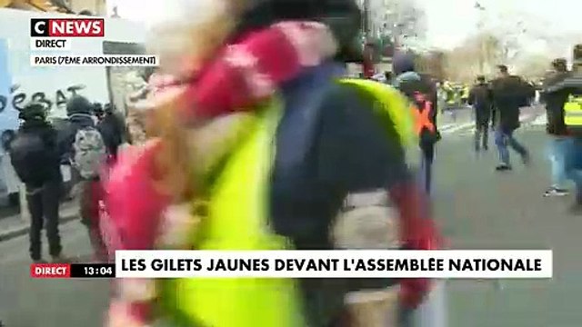 Regardez les images des manifestants qui ont tenté de pénétrer dans l'Assemblée Nationale peu après 13h provoquant une vive réaction des forces de l'ordre