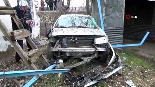 Yoldan çıkan otomobil, eve çarpıp bahçeye uçtu: 5 yaralı