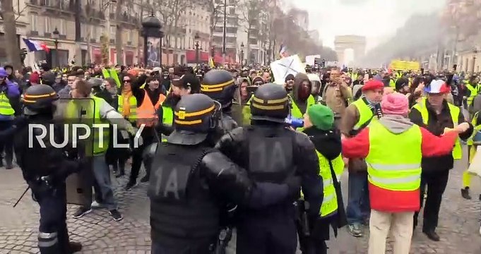 السترات الصفراء.. اشتباكات بين المحتجين والشرطة بباريس