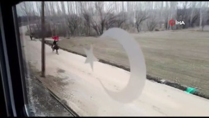 Bakan Ersoy’un tren yolculuğuna eşlik eden ciritçi yere düştü