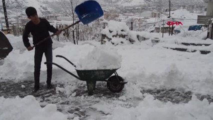 Hakkari'de 199 Yerleşim Biriminin Yolu Kardan Kapandı