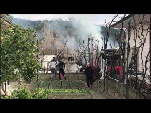 Report Tv - Elbasan, përfshihet nga zjarri një banesë, rrezikohen disa të tjera