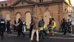 Gilets jaunes à Marseille : en queue de cortège, les forces de l'ordre profitent des tambours