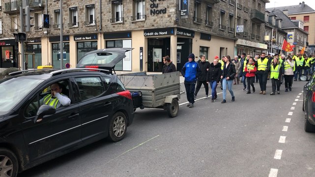 Les Gilets jaunes défilent