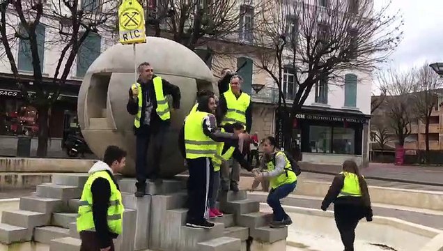 Les Gilets jaunes place Edgar Quinet à Bourg-en-Bresse