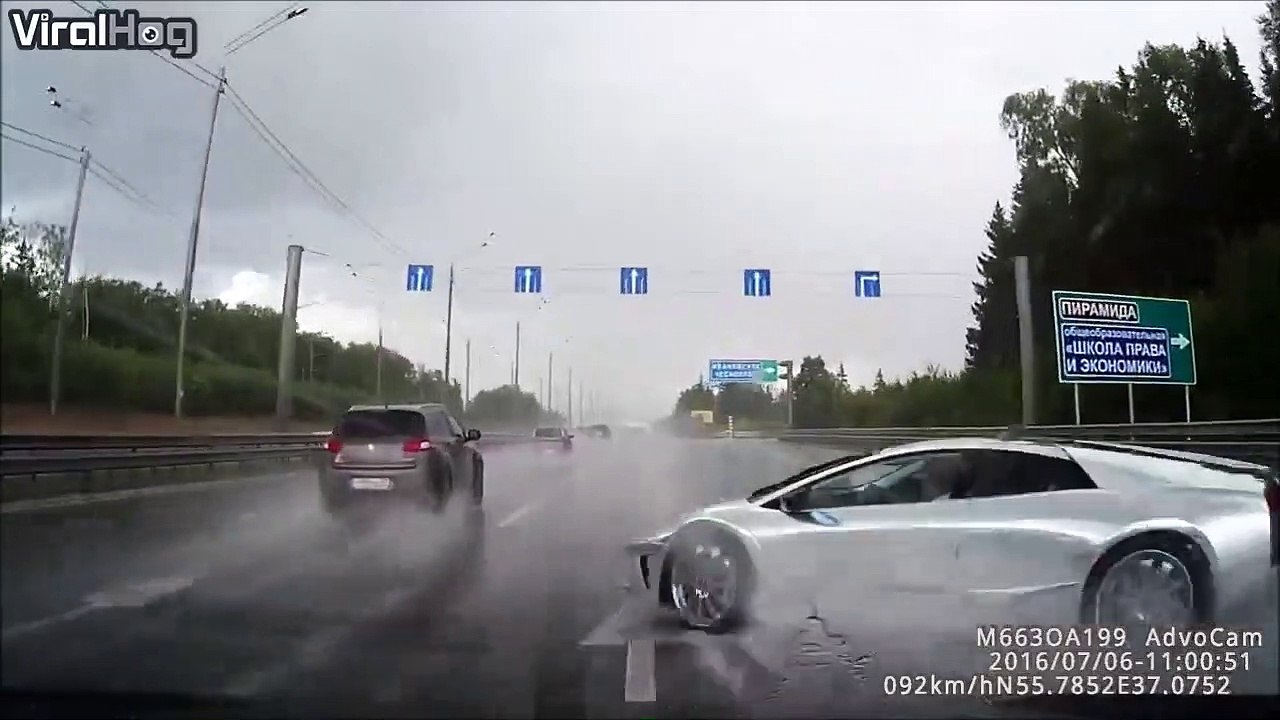 Un chauffard perd le contrôle de sa Lamborghini et s'écrase sur une autre voiture