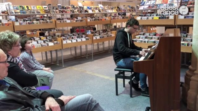 Trois lycéens pimentent le café piano de la médiathèque