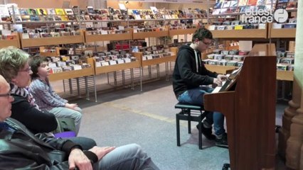 Trois lycéens pimentent le café piano de la médiathèque