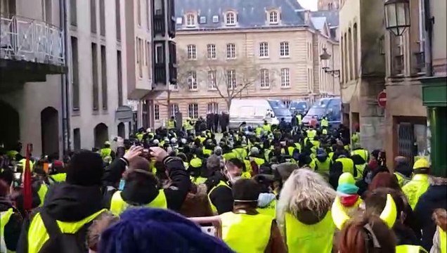 Metz : les CRS lancent des fumigènes sur les Gilets jaunes