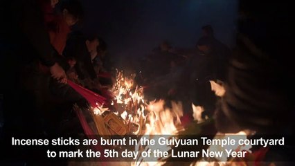 Thousands of Chinese pray to the God of Wealth