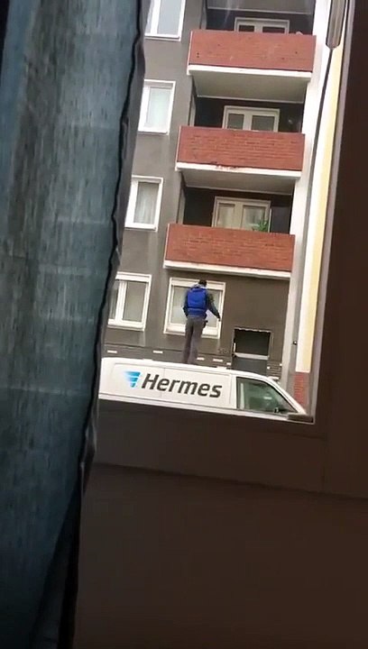 Ce livreur grimpe sur le toit de sa camionnette et jette le colis dans le balcon