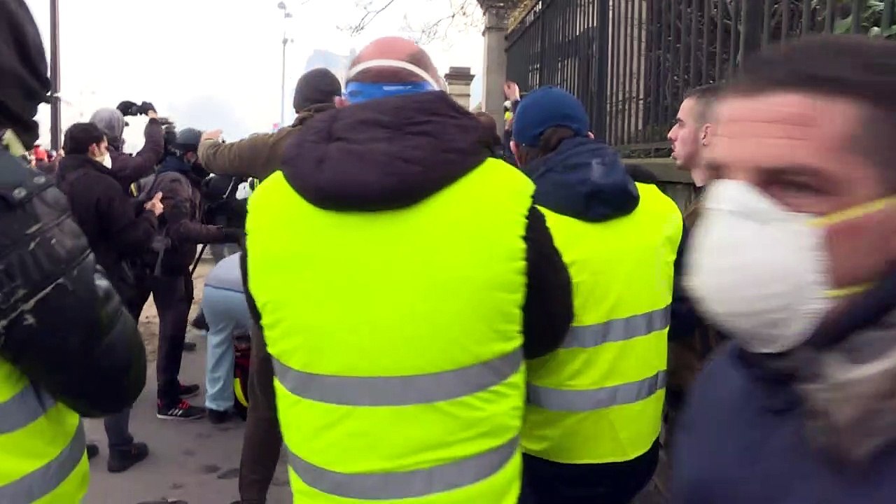 'Gelbwesten'-Demonstrant wird die Hand zerfetzt