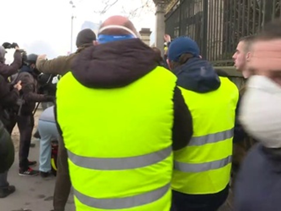 'Gelbwesten'-Demonstrant wird die Hand zerfetzt