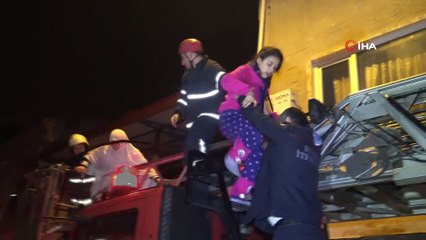 Beş katlı binada çıkan yangında 15 kişi mahsur kaldı