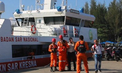 ABK KM Shimanami Star yang Terluka Akibat Kecelakaan Kerja Dievakuasi Petugas