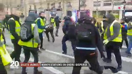 Gilets Jaunes - Devant les caméras, un manifestant met un coup de pied dans la tête d'un membre des forces de l'ordre !