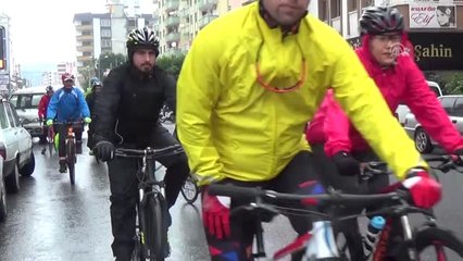 Yağmurda Bisiklet Sürüp Denize Girdiler
