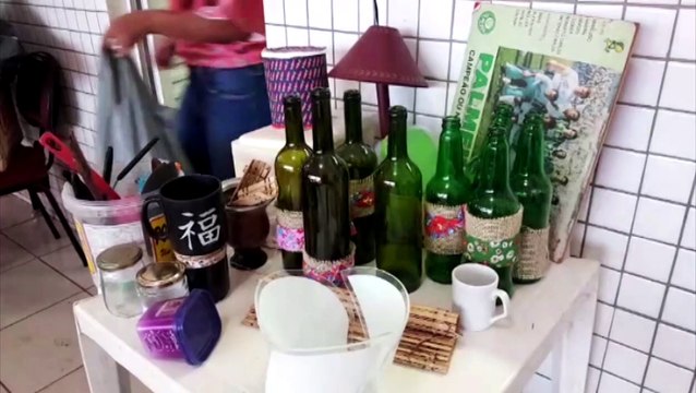 Bazar beneficente tem diversas opções de produtos com valores de R$ 1 a R$ 3