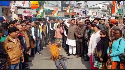 जहरीली शराब पीने से हुई मौतों को लेकर कांग्रेस ने फूंके सरकार के पुतले