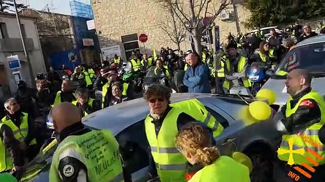 GILETS JAUNES - La députée de l'Hérault Coralie Dubost se fait malmener verbalement par les motards en colère