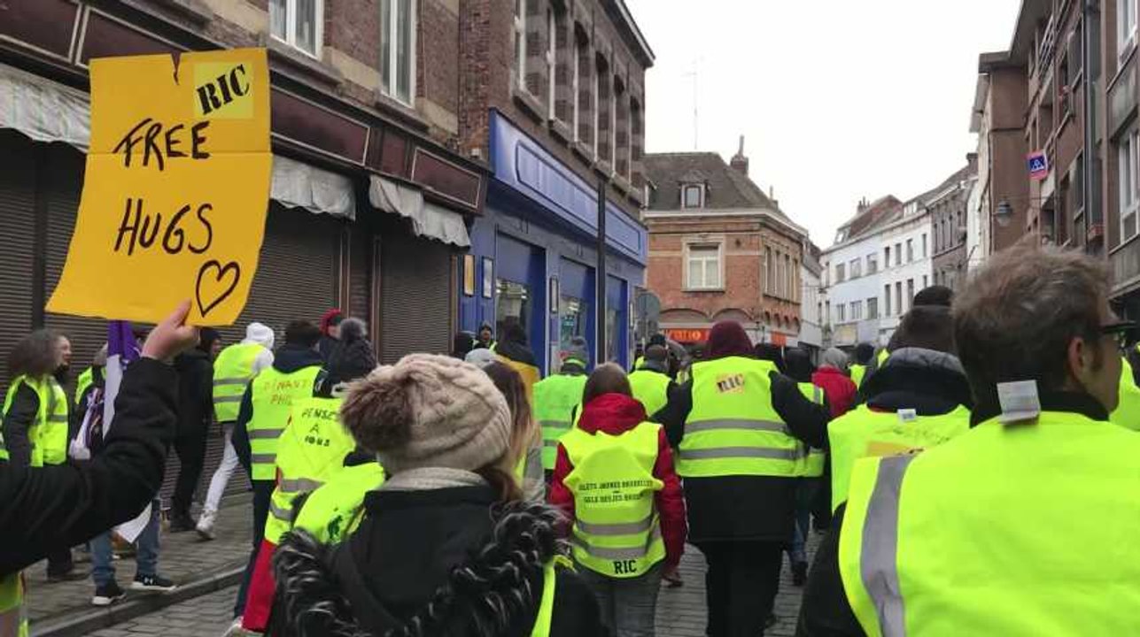 Mons : les Gilets jaunes manifestent dans les rues