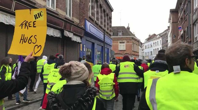 Mons : les Gilets jaunes manifestent dans les rues