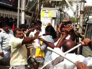 Download Video: திருப்பூரில் காலணி வீசிய பாஜக பெண் தொண்டர்! சரமாரி தாக்குதல்