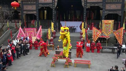 صينيون يحتفون بإله الثروة ويصلون من أجل حظ سعيد في خامس أيام السنة القمرية الجديدة