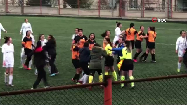 Kırmızı kart gören kadın futbolcu kadın hakeme saldırdı