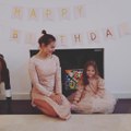 مريم أوزرلي تحتفل بعيد ميلاد ابنتها بإطلالة مماثلة والشبه بينهما كبير
