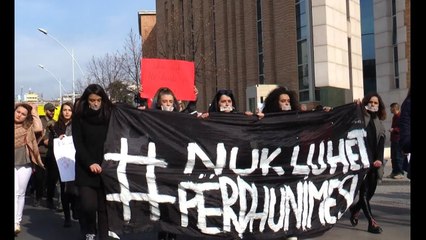 Report Tv - Përdhunimi në Kavajë/ Një grup qytetarësh protestë para MAS dhe policisë: Jo më dhunë