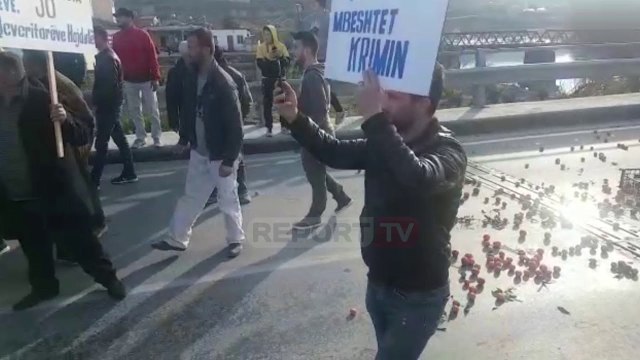 Report Tv - Protestë tek Ura Vajgurore/ Fermerët e mbështetur nga PD hedhin prodhimet në rrugë
