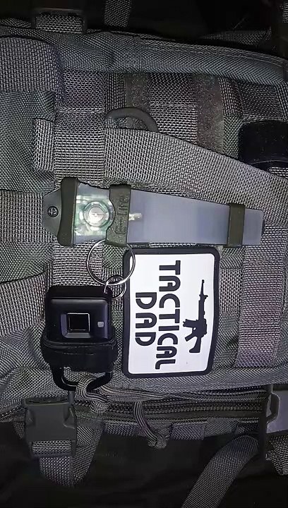 Rucksack mit Fingerabdruck Vorhängeschloss um §42a WaffG konform Einhandmesser und Schlagstöcke zu führen.