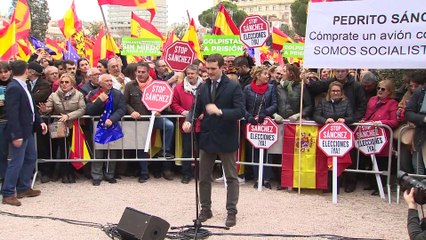 Miles de personas exigen elecciones por la "traición" de Sánchez