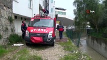 Derede mahsur kalan tavuğu itfaiye kurtardı