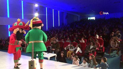 Kastamonu’daki çocuklar aileleriyle birlikte tiyatronun tadını çıkarıyor