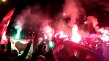 Athletic Club-Barcelona: Espectacular llegada del autobús del Athletic a San Mamés