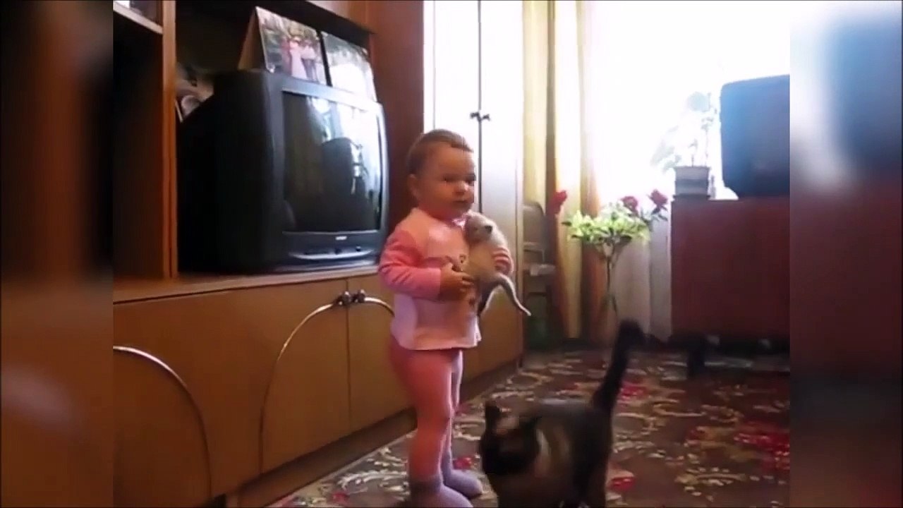 Cette maman chat tente de récupérer son petit dans les bras d'un bébé