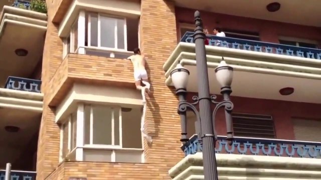 En pleine dispute avec son mari alors que son amant s'échappe par la fenetre
