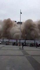 Quand les autorités chinoises démolissent un immeuble sans évacuer les alentours...