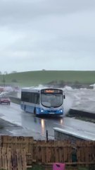 Ce bus se fait "laver" par les vagues lors de la tempête Erik