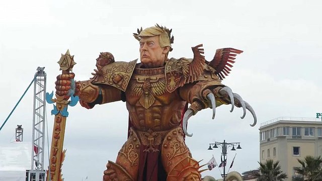 Donald Trump l'imperatore sui carri del carnevale di Viareggio