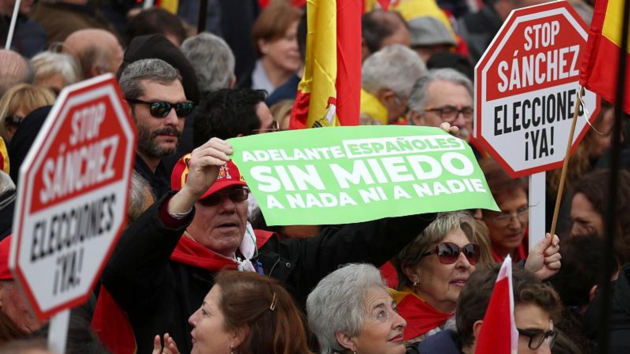 Испанские патриоты требуют отставки премьера и выборов