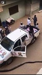 Campagne électorale _ des sacs de riz en train d’être distribués par. Regardez