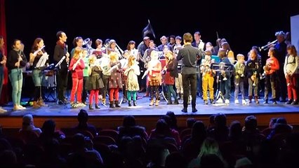 Les élèves musiciens au théâtre des Remparts de Semur-en-Auxois, morceau en commun