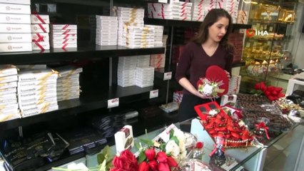 14 Şubat öncesi çikolatalar vitrinlerdeki yerini aldı