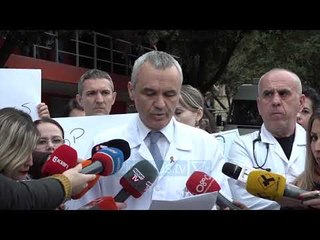 Download Video: Dhuna ndaj mjekut të QSUT, bluzat e bardha dalin në protestë - News, Lajme - Vizion Plus