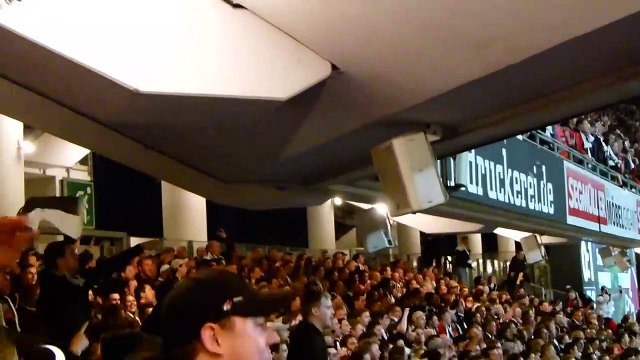 Les supporters de Francfort font trembler les tribunes