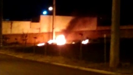 Vídeo: internauta registra carro pegando fogo, no Jardim Gramado